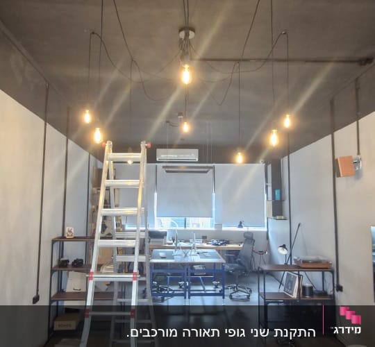 סולם וחוטי חשמל בתקרה עם נורות